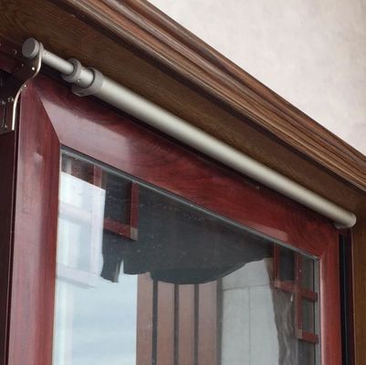 Zacht sluitende houten deurluzer met zilveren afdruk en hydraulisch systeem